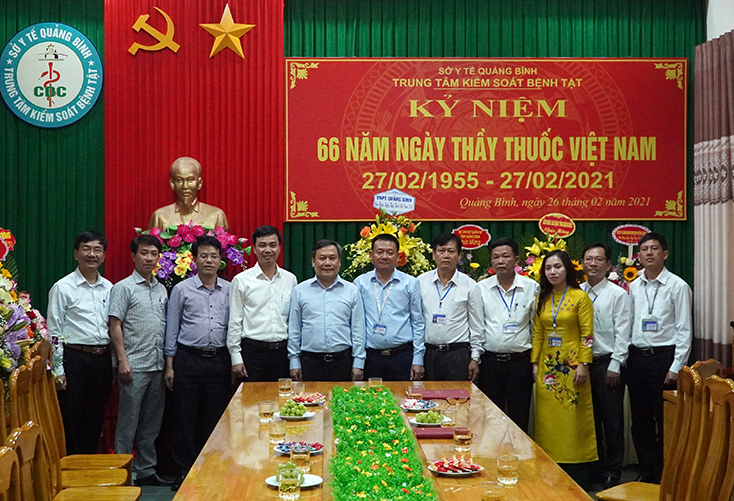 Đồng chí Bí thư Tỉnh ủy Vũ Đại Thắng chụp ảnh lưu niệm cùng lãnh đạo Sở Y tế và cán bộ, y bác sỹ CDC Quảng Bình      
