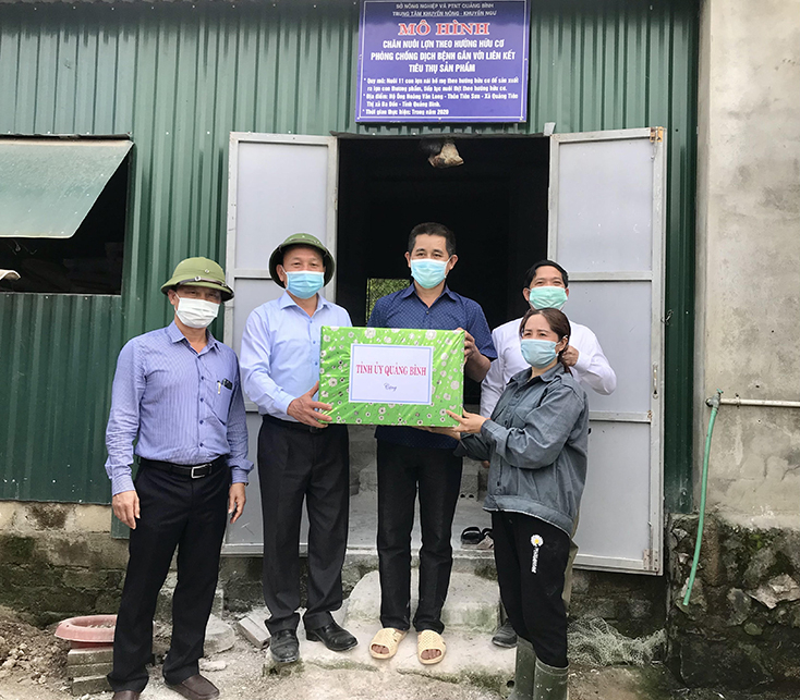   Đồng chí Phó Bí thư Thường trực Tỉnh ủy Trần Hải Châu tặng quà cho chủ trang trại Hoàng Văn Long.
