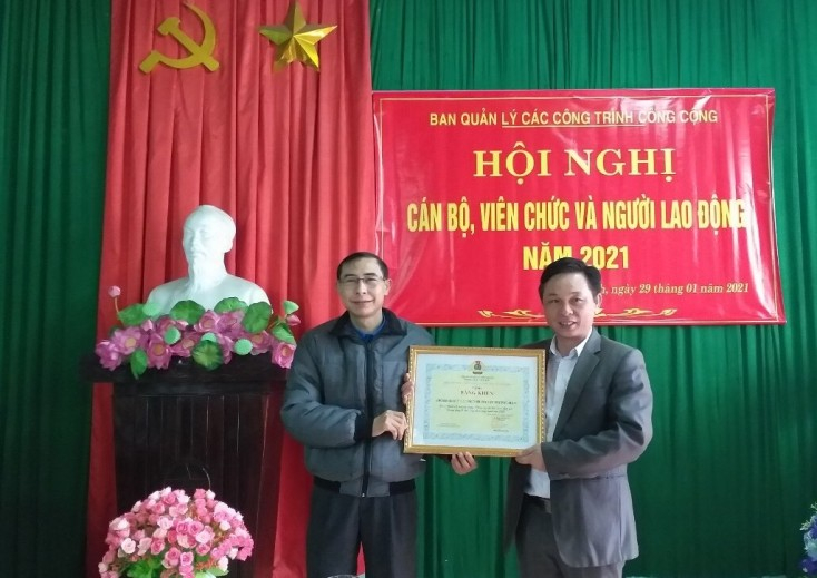 Lãnh đạo LĐLĐ huyện Bố Trạch trao bằng khen của LĐLĐ tỉnh cho CĐCS BQL các công trình công cộng huyện Bố Trạch vì đã có thành tích xuất sắc trong hoạt động CĐ năm 2020.