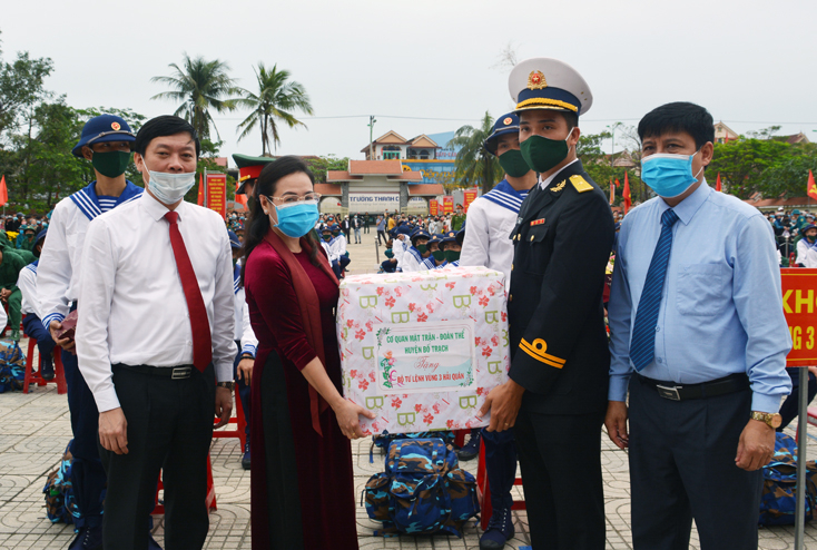 Đại diện lãnh đạo tỉnh và huyện Bố Trạch tặng quà cho các đơn vị nhận quân. 