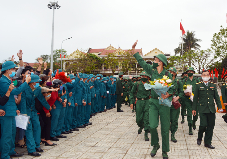 Các tân binh huyện Bố Trạch hăng hái lên đường làm nghĩa vụ.