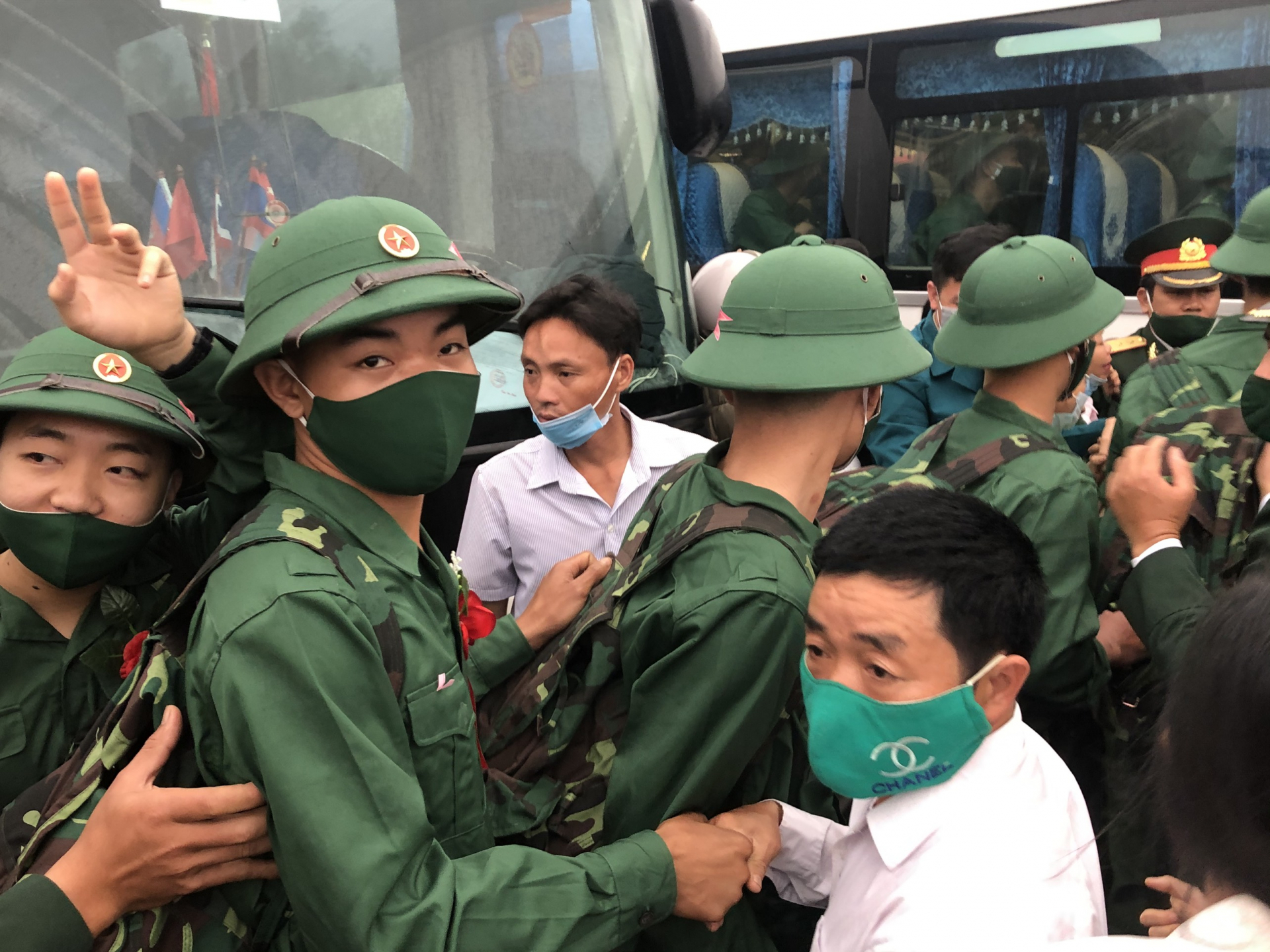Chia tay bạn bè, người thân, các tân binh huyện Minh Hóa tự tin lên đường nhập ngũ, quyết tâm hoàn thành xuất sắc nhiệm vụ được giao.