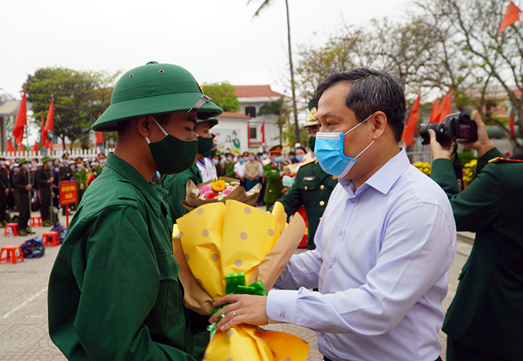 Đồng chí Bí thư Tỉnh ủy Vũ Đại Thắng tặng hoa cho các tân binh.