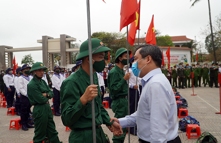 Đồng chí Bí thư Tỉnh ủy Vũ Đại Thắng động viên các tân binh lên đường nhập ngũ.