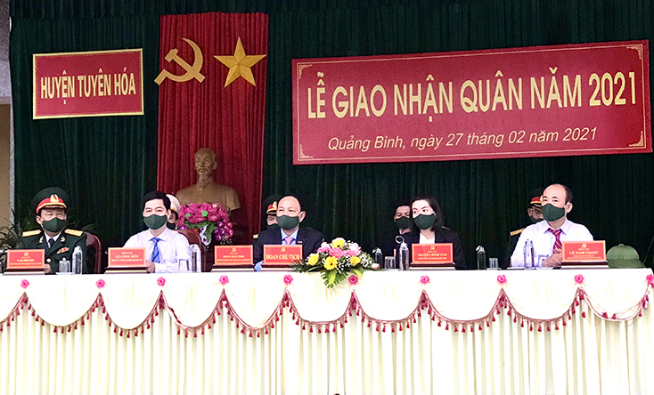 Các đại biểu dự lễ giao, nhận quân.
