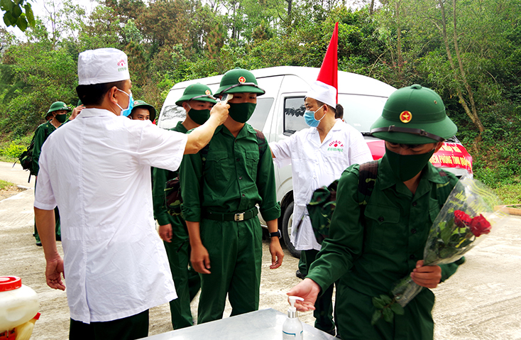 Cán bộ Quân y, BĐBP tỉnh kiểm tra, đo thân nhiệt phòng, chống dịch Covid-19 cho chiến sĩ mới của từng địa phương trước lúc vào cổng đơn vị Tiểu đoàn Huấn luyện-Cơ động.