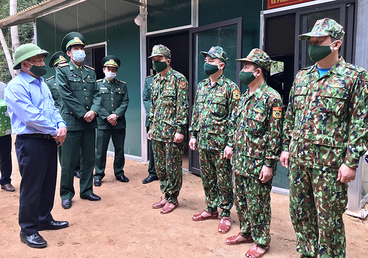 Đồng chí Phó Bí thư Thường trực Tỉnh ủy thăm hỏi, động viên cán bộ, chiến sỹ tại chốt bảo vệ biên giới.
