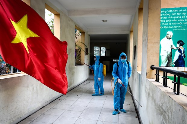 Hà Nội tiến hành phun khử khuẩn, vệ sinh trường lớp chuẩn bị sẵn sàng đón học sinh trở lại trường. (Ảnh: Thành Đạt/TTXVN)
