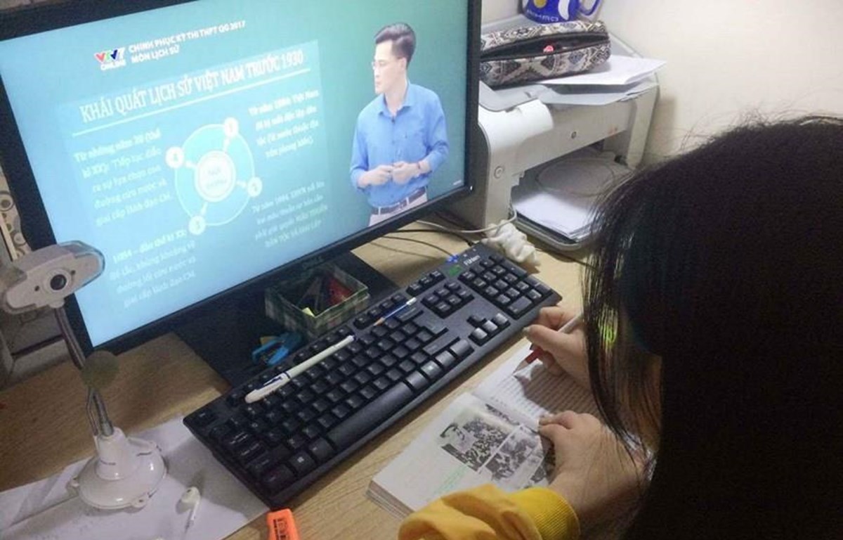 Học sinh học trực tuyến để phòng dịch COVID-19. (Ảnh: TTXVN)
