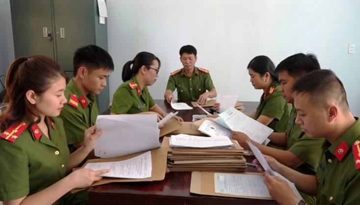 Cán bộ, chiến sỹ Công an tỉnh kiểm tra, phúc tra thông tin để thực hiện thu thập dữ liệu quốc gia về dân cư.