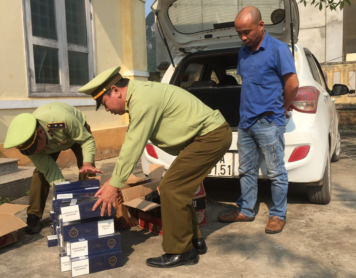 Tổ tuần tra Phòng CSGT Công an tỉnh bàn giao tang vật, phương tiện vi phạm cho lực lượng Quản lý thị trường.