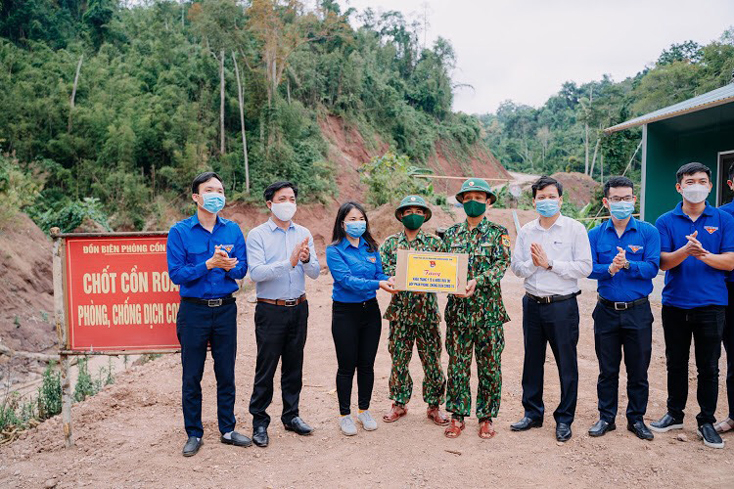Thăm và tặng quà cho cán bộ chiến sĩ Đồn Biên phòng Cồn Roàng.
