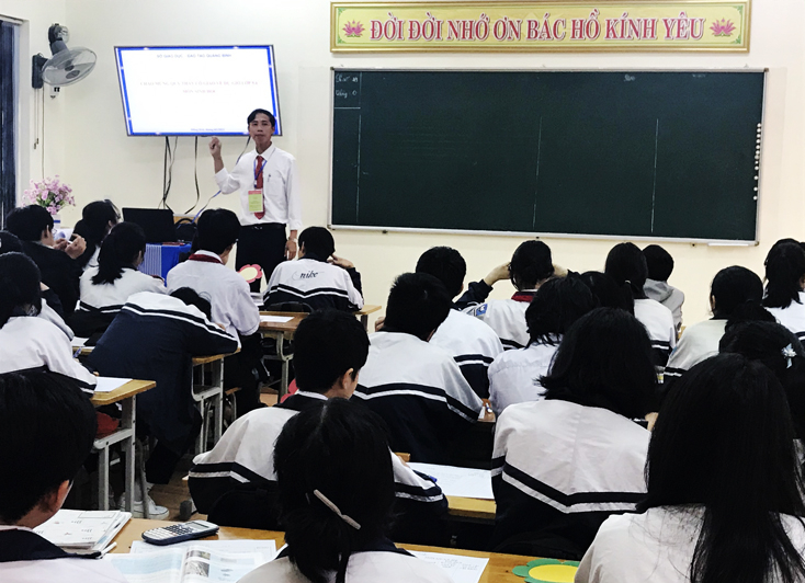 Giáo viên dự thi môn Sinh học đang thực hành một tiết dạy.