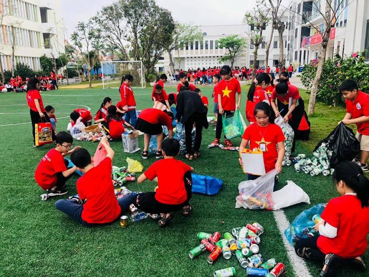 Các em học sinh sẽ mang phế liệu như giấy loại, vỏ lon bia...