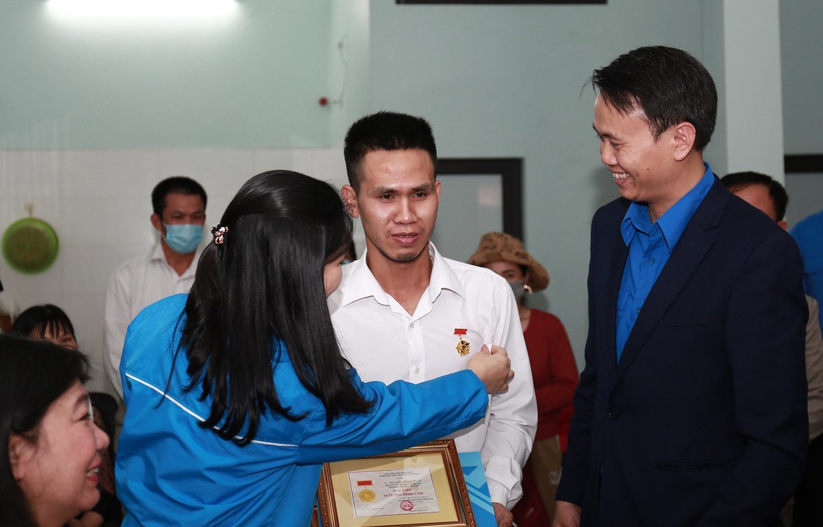 Đại diện Trung ương Đoàn trao tặng Huy hiệu  