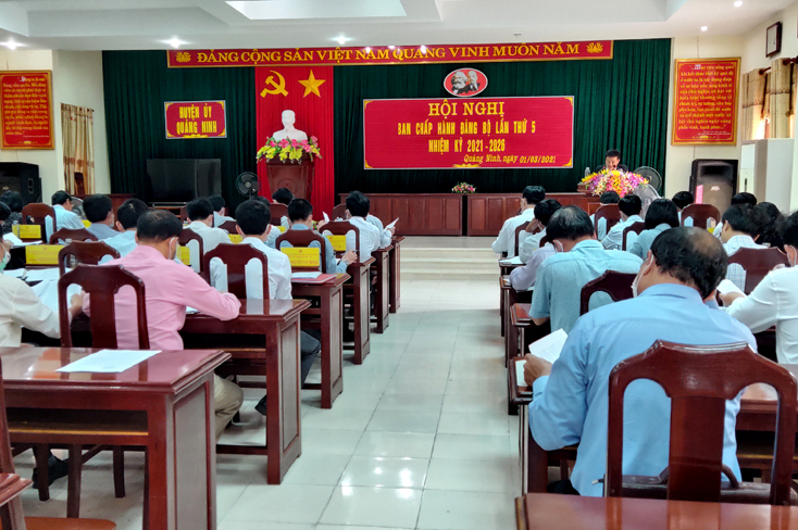 Các đại biểu nghe đơn vị tư vấn báo cáo quy hoạch sử dụng đất cấp huyện.