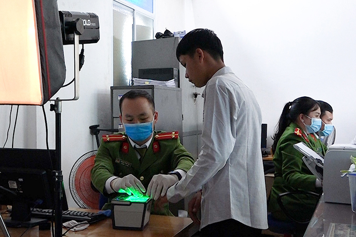 Người dân lấy dấu vân tay làm thẻ CCCD gắn chíp điện tử.