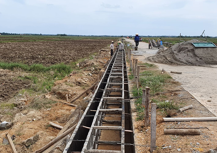 Các HTX chung tay xây dựng kênh mương phục vụ cho sản xuất nông nghiệp.