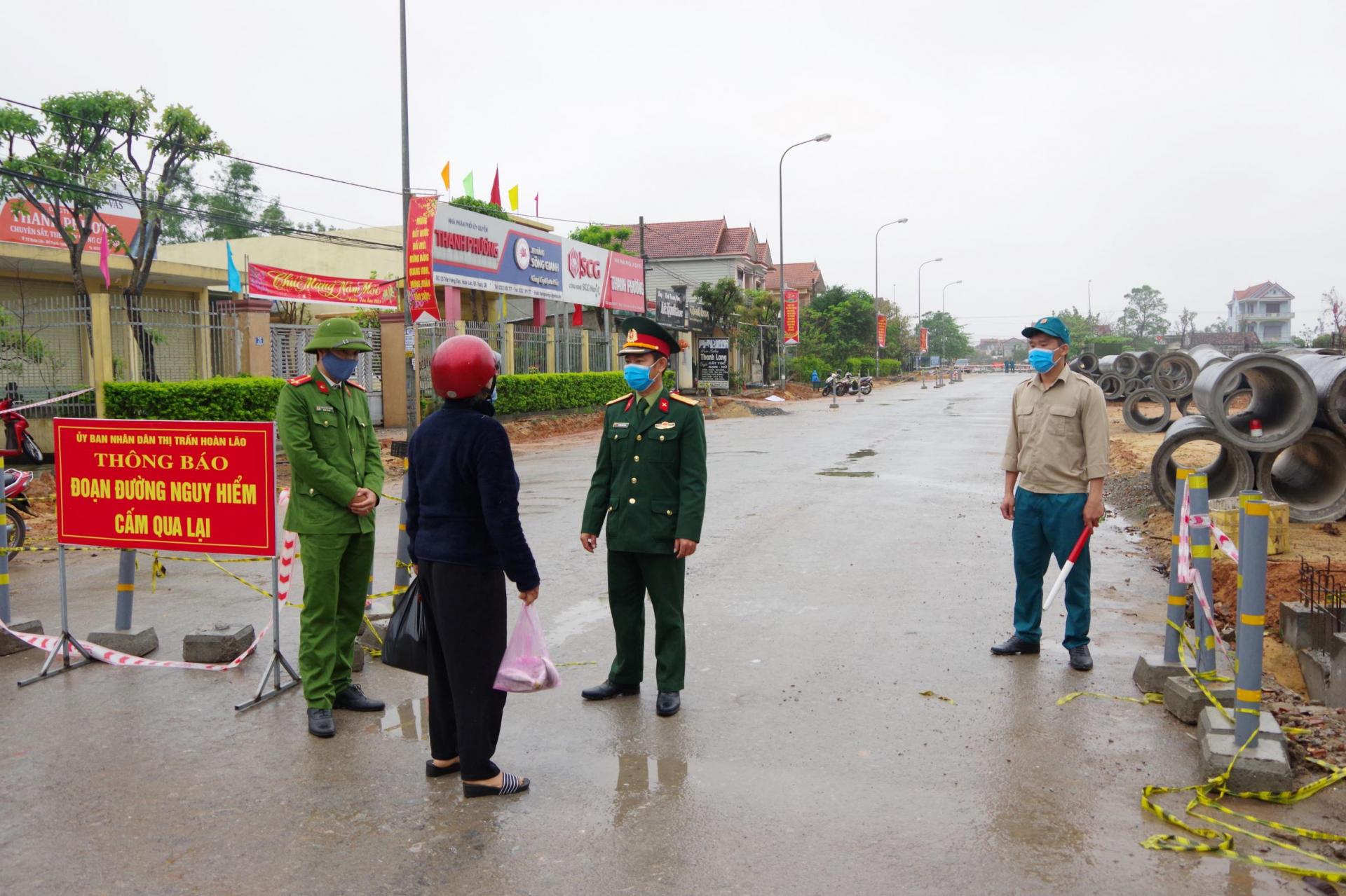  Lực lượng quân đội, công an bảo vệ hiện trường khu vực phát hiện quả bom.