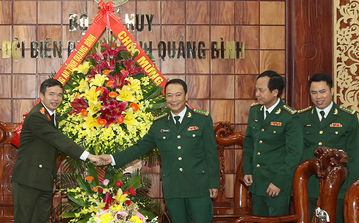 Đồng chí đại tá Nguyễn Tiến Nam, Ủy viên Ban Thường vụ Tỉnh ủy, Giám đốc Công an tỉnh chúc mừng lực lượng Bộ đội Biên phòng Quảng Bình nhân dịp kỷ niệm Ngày Truyền thống Bộ đội Biên phòng (3-3-1959 - 3-3-2021) và 32 năm Ngày Biên phòng toàn dân (3-3-1989 - 3-3-2021)