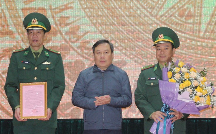 Đồng chí Bí thư Tỉnh ủy Vũ Đại Thắng tặng hoa và thư khen lực lượng BĐBP tỉnh vì đã phá 1 chuyên án ma túy lớn.