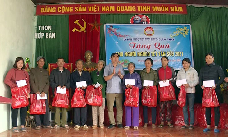 (QBĐT) - Với mục tiêu “Cả nước chung tay vì người nghèo-Không để ai bị bỏ lại phía sau”, thời gian qua, Ủy ban Mặt trận Tổ quốc Việt Nam (MTTQVN) huyện Quảng Trạch đã triển khai nhiều hoạt động thiết thực, chăm lo đời sống cho hộ nghèo, giúp họ vượt qua khó khăn, vươn lên trong cuộc sống.