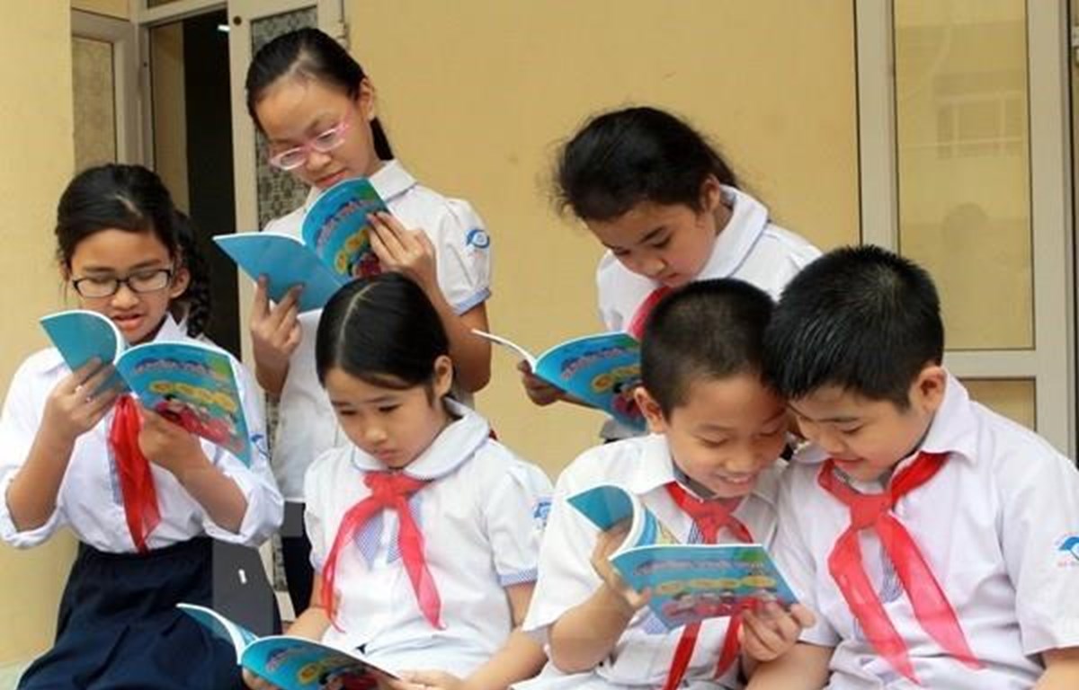 Các em học sinh tìm hiểu về quyền trẻ em. (Ảnh minh họa: Nguyễn Thủy/TTXVN)