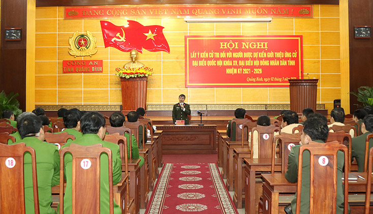 Đồng chí đại tá Nguyễn Tiến Nam, Ủy viên Ban Thường vụ Tỉnh ủy, Giám đốc Công an tỉnh chủ trì hội nghị lấy ý kiến cử tri đối với người dự kiến giới thiệu ứng cử đại biểu HĐND tỉnh Quảng Bình nhiệm kỳ 2021-2026