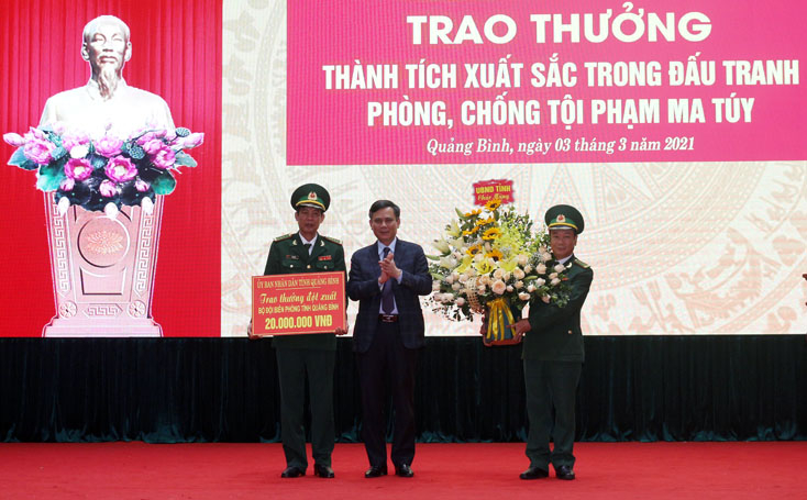  Đồng chí Chủ tịch UBND trao thưởng đột xuất 20 triệu đồng cho Bộ chỉ huy BĐBP tỉnh. A3: Các tập thể, cá nhân được Chủ tịch UBND tỉnh trao tặng bằng khen. 