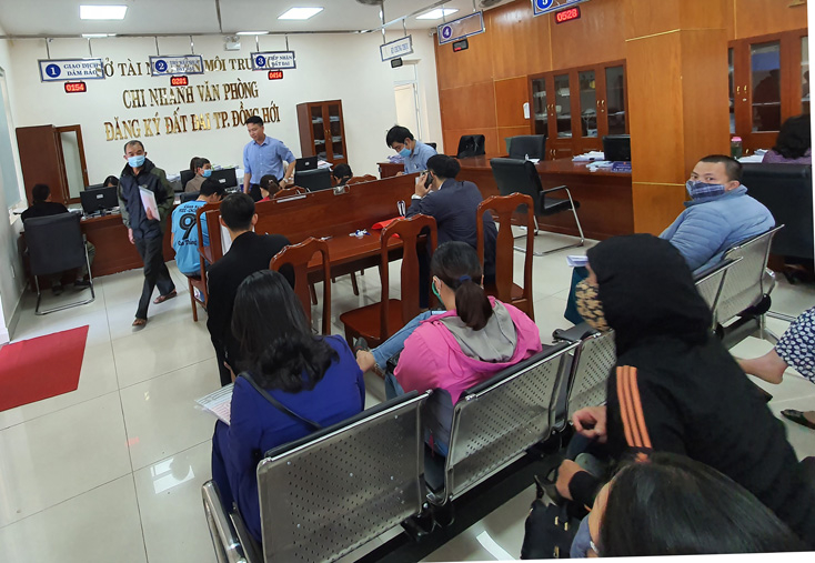 Người dân đến làm các thủ tục về lĩnh vực đất đai tại Chi nhánh Văn phòng đăng ký đất đai thành phố Đồng Hới.