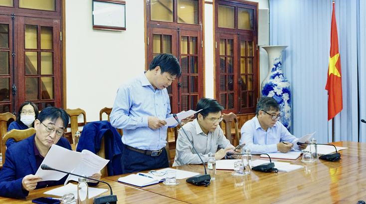 Đại diện lãnh đạo Quỹ phát triển đất báo cáo kết quả thực hiện kế hoạch thu tiền SDĐ năm 2020.