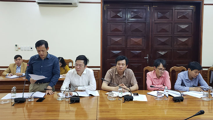 Đại diện lãnh đạo Ban quản lý Dự án Môi trường và biến đổi khí hậu TP. Đồng Hới báo cáo tình hình thực hiện các dự án.