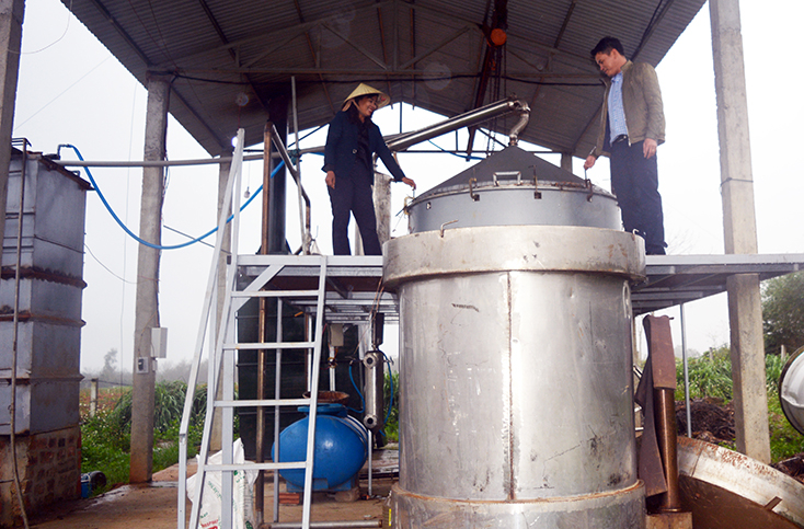 Cơ sở sản xuất tinh dầu sả Như Oanh đầu tư trang thiết bị hiện đại để sản xuất theo dây chuyền công nghệ.