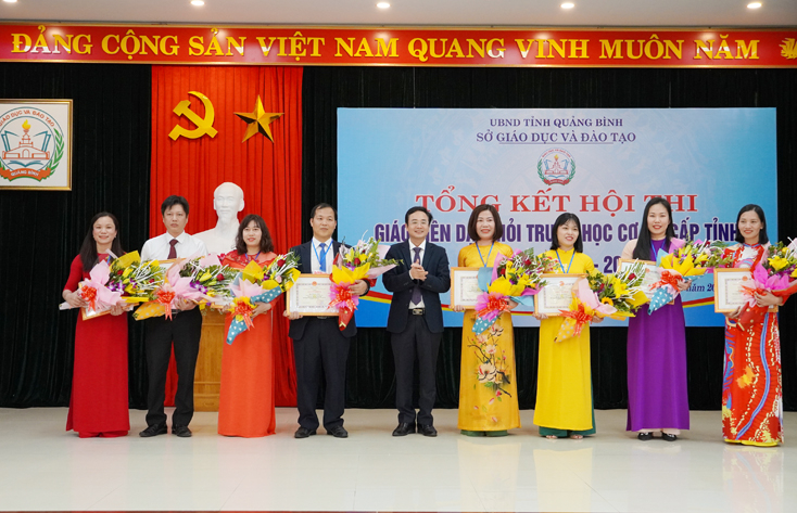 Ban tổ chức trao giải cho các giáo viên.