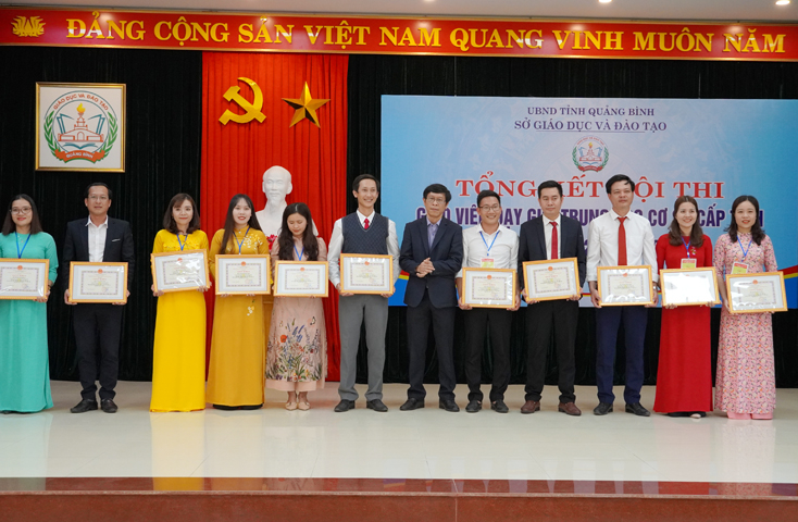 Ban tổ chức trao giải cho các giáo viên