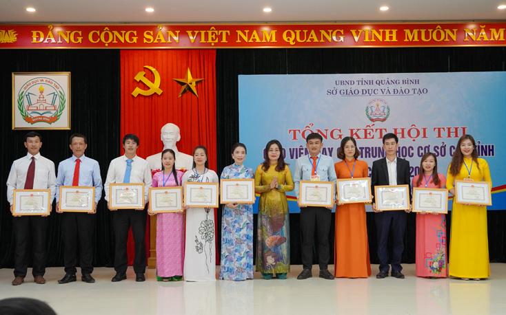 Ban tổ chức trao giải cho các giáo viên