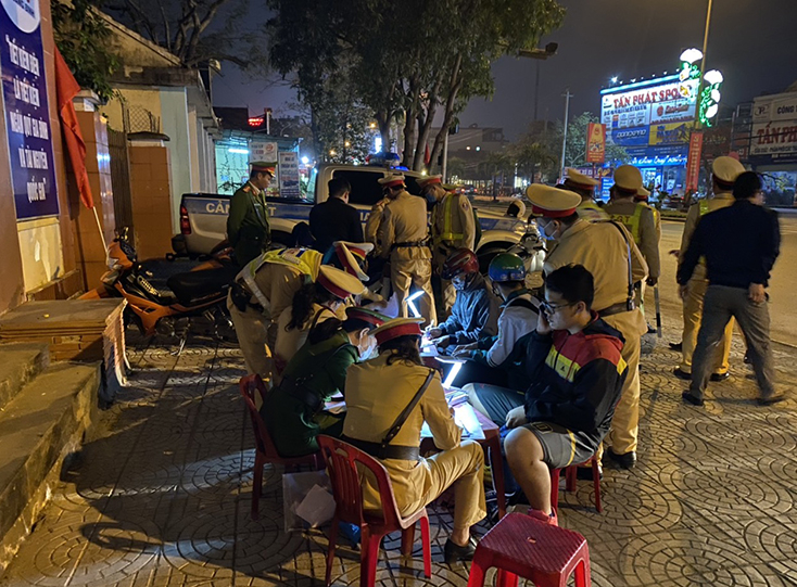 Đội CSGT-TT, Công an TP. Đồng Hới xử lý các trường hợp vi phạm quy định ATGT trên tuyến đường Trần Hưng Đạo.