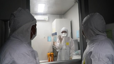 Lời chào từ tuyến đầu (bác sỹ, kỹ thuật viên Trung tâm kiểm soát bệnh tật tỉnh trong phòng xét nghiệm SARS-CoV-2. Ảnh: Diệp Đồng