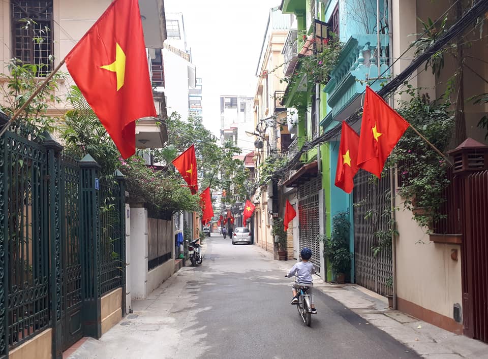  Trao cờ đỏ sao vàng vào các ngày lễ.
