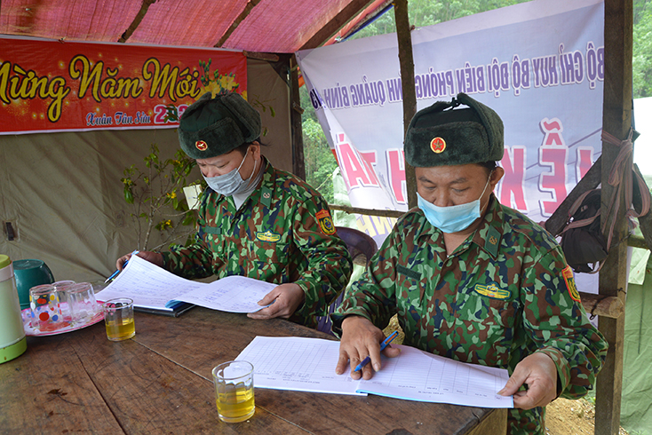Trung tá Dương Minh Cầm, Chốt trưởng chốt Tân Ly cùng đồng đội rà soát lại công tác kiểm soát người, phương tiện đi qua địa bàn.
