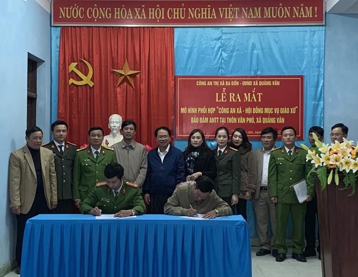 Công an xã Quảng Văn và Hội đồng mục vụ giáo xứ Văn Phú, xã Quảng Văn ký quy chế phối hợp bảo đảm an ninh trật tự.