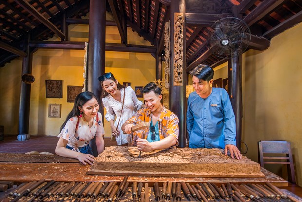 Du lịch làng nghề được lòng giới trẻ ưa thích trải nghiệm thời gian gần đây.  (Ảnh: CTV/Vietnam+)