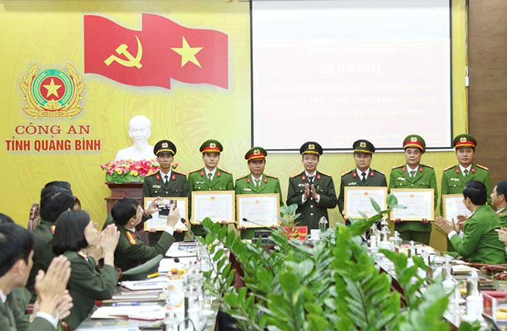 Trao tặng bằng khen của Bộ trưởng Bộ Công an và Chủ tịch UBND tỉnh cho các tập thể, cá nhân có thành tích trong công tác đấu tranh chuyên án hình sự giai đoạn 2015-2020.