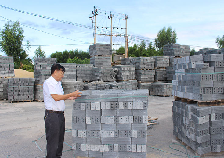 Các cơ sở sản xuất gạch không nung gặp khó do lượng sản phẩm tiêu thụ thấp.
