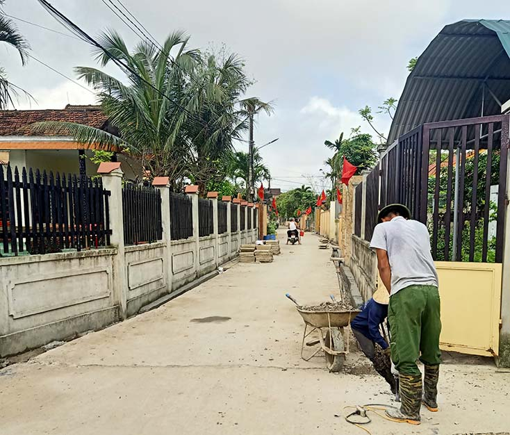 Làm rãnh thoát nước hai bên đường nhằm hoàn thiện đường giao thông nông thôn