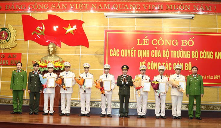 Lãnh đạo Công an tỉnh tặng hoa chúc mừng các đồng chí được điều động giữ chức vụ trưởng phòng, trưởng huyện.