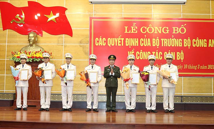 Đồng chí Đại tá Nguyễn Tiến Nam, Ủy viên Ban Thường vụ Tỉnh ủy, Giám đốc Công an tỉnh thừa ủy quyền của Bộ trưởng Bộ Công an trao quyết định và tặng hoa cho các đồng chí được điều động giữ chức vụ trưởng phòng, trưởng huyện.
