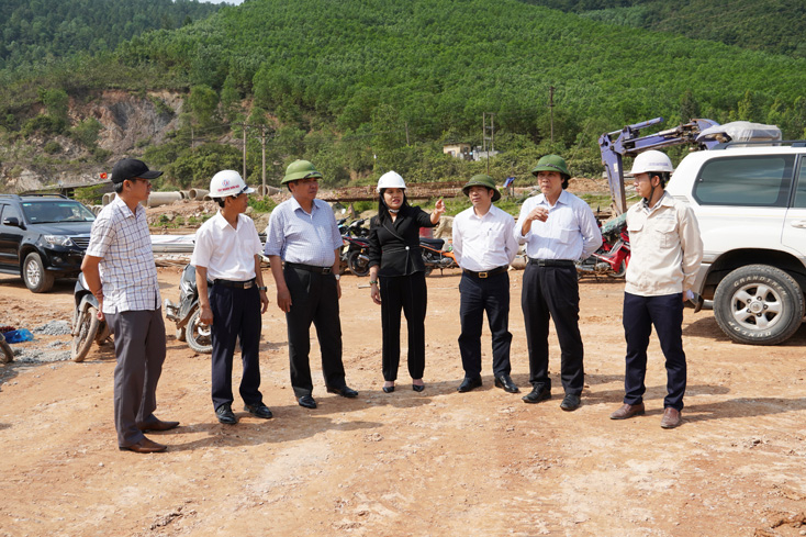 Đồng chí Đoàn Ngọc Lâm, Phó Chủ tịch Thường trực UBND nghe Ban Quản lý Dự án Đầu tư xây dựng ngành Nông nghiệp và PTNT báo cáo thêm một số vấn đề trng việc thi công tại Dự án Hệ thống thuỷ lợi Rào Nan.