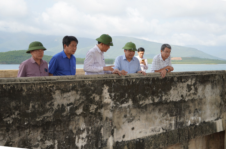 ....và hồ chứa nước thuộc công trình thủy lợi Vực Tròn.