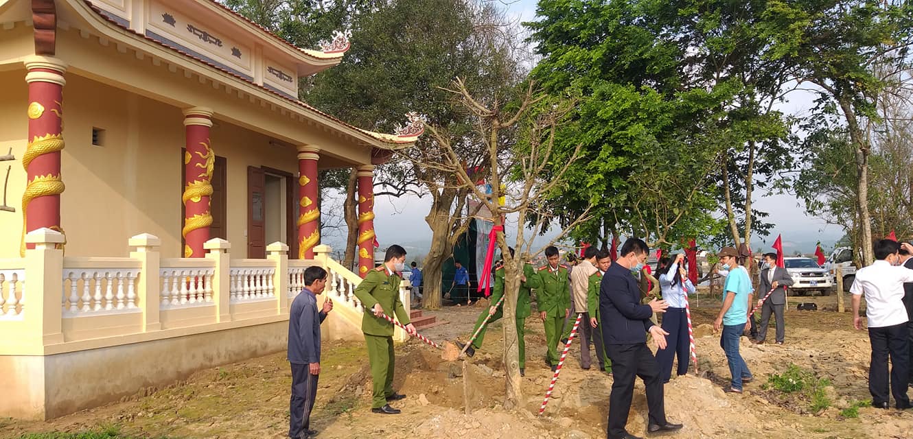Trồng cây tại di tích.